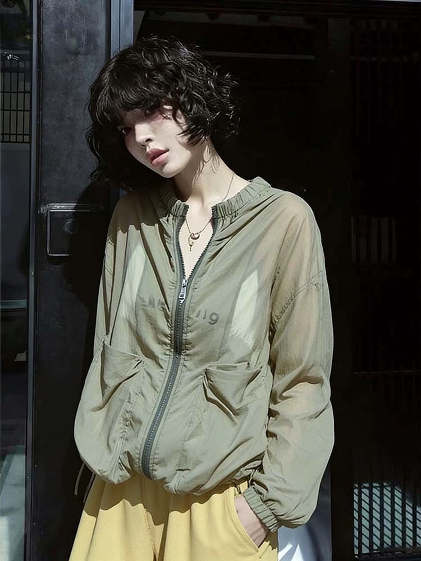 여름 고유 한 고급 센스 슈퍼 잘 생긴 맨위 올해 인기 폭발 운동 바람 녹색 자외선 차단 얇고 가벼운 여성 코트 이미지 2