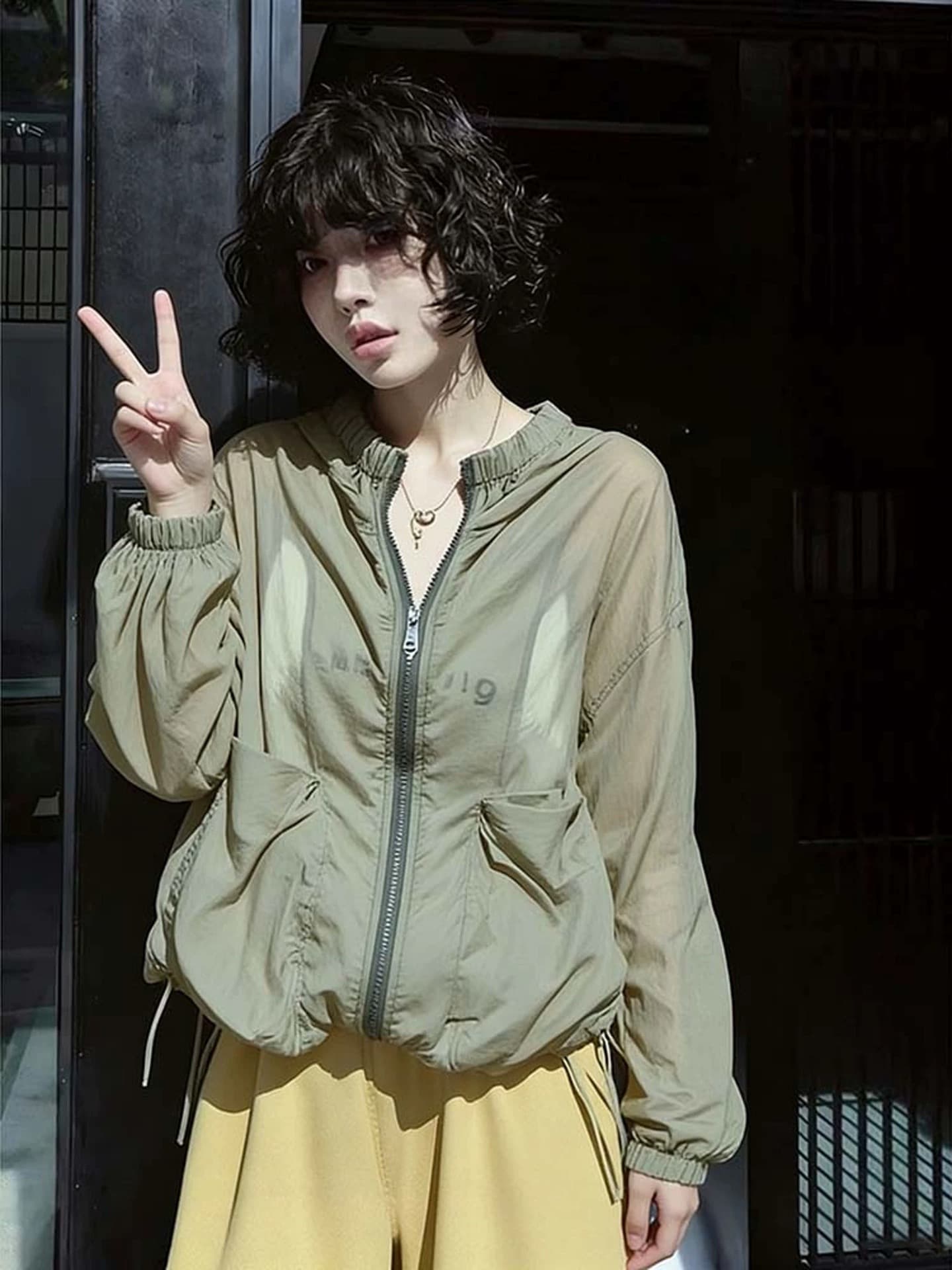 여름 고유 한 고급 센스 슈퍼 잘 생긴 맨위 올해 인기 폭발 운동 바람 녹색 자외선 차단 얇고 가벼운 여성 코트 상세 이미지 3