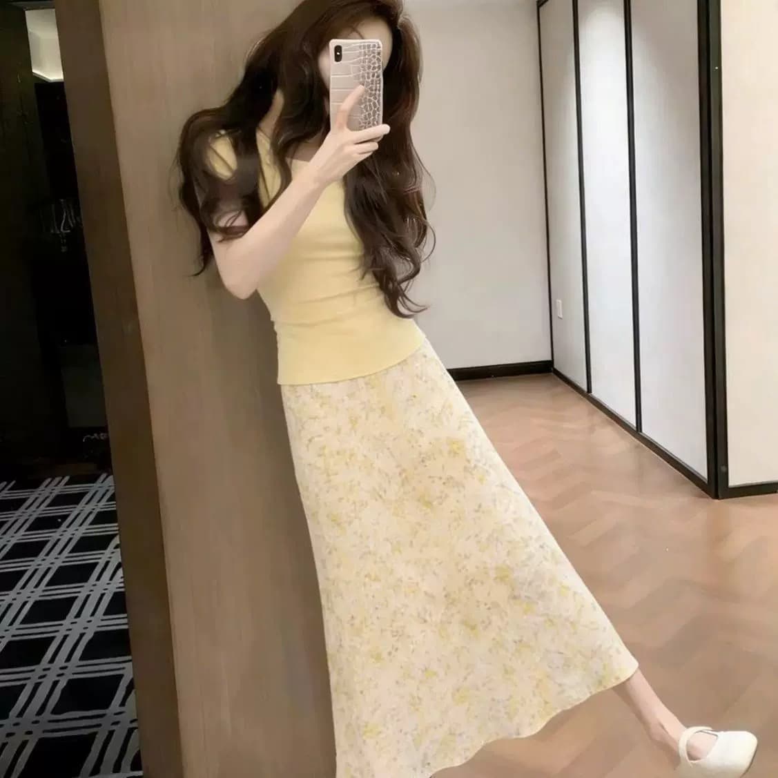 프랑스식 패션 황색 다용도 반팔 티셔츠 맨위 여성 여름 디자인 센스 하이웨이스트 슬림해 보이는 반신 스커트 투피스 세트 상세 이미지 3