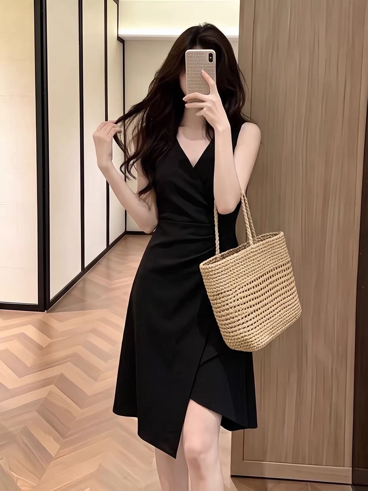 빛 럭셔리 바람 검정색 V넥 민소매 드레스 여성 2026 년 여름 새로운 허리 수축 불규칙 허리 수축 중간 길이 스커트 이미지 4