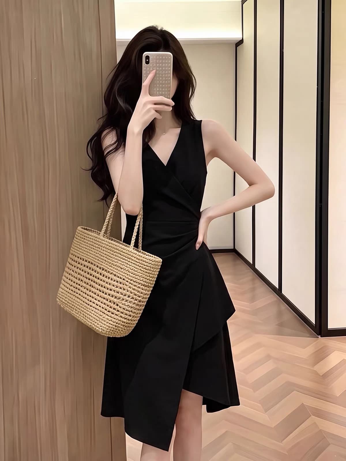 빛 럭셔리 바람 검정색 V넥 민소매 드레스 여성 2026 년 여름 새로운 허리 수축 불규칙 허리 수축 중간 길이 스커트 이미지 2