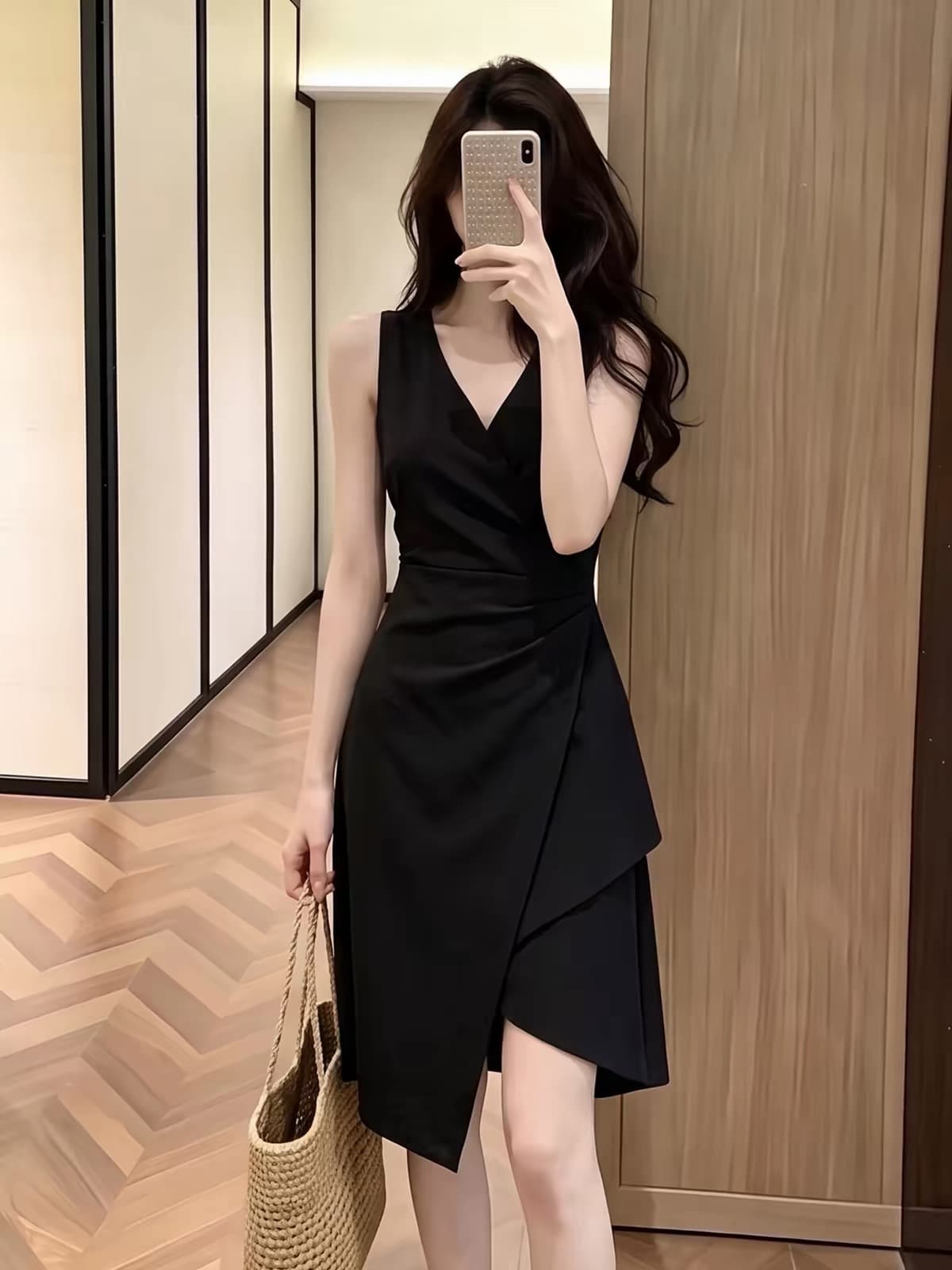 빛 럭셔리 바람 검정색 V넥 민소매 드레스 여성 2026 년 여름 새로운 허리 수축 불규칙 허리 수축 중간 길이 스커트 상세 이미지 1