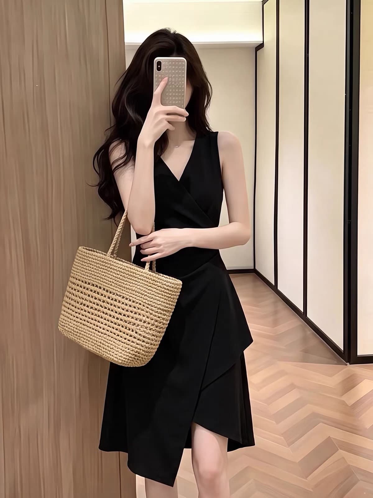 빛 럭셔리 바람 검정색 V넥 민소매 드레스 여성 2026 년 여름 새로운 허리 수축 불규칙 허리 수축 중간 길이 스커트 상세 이미지 3