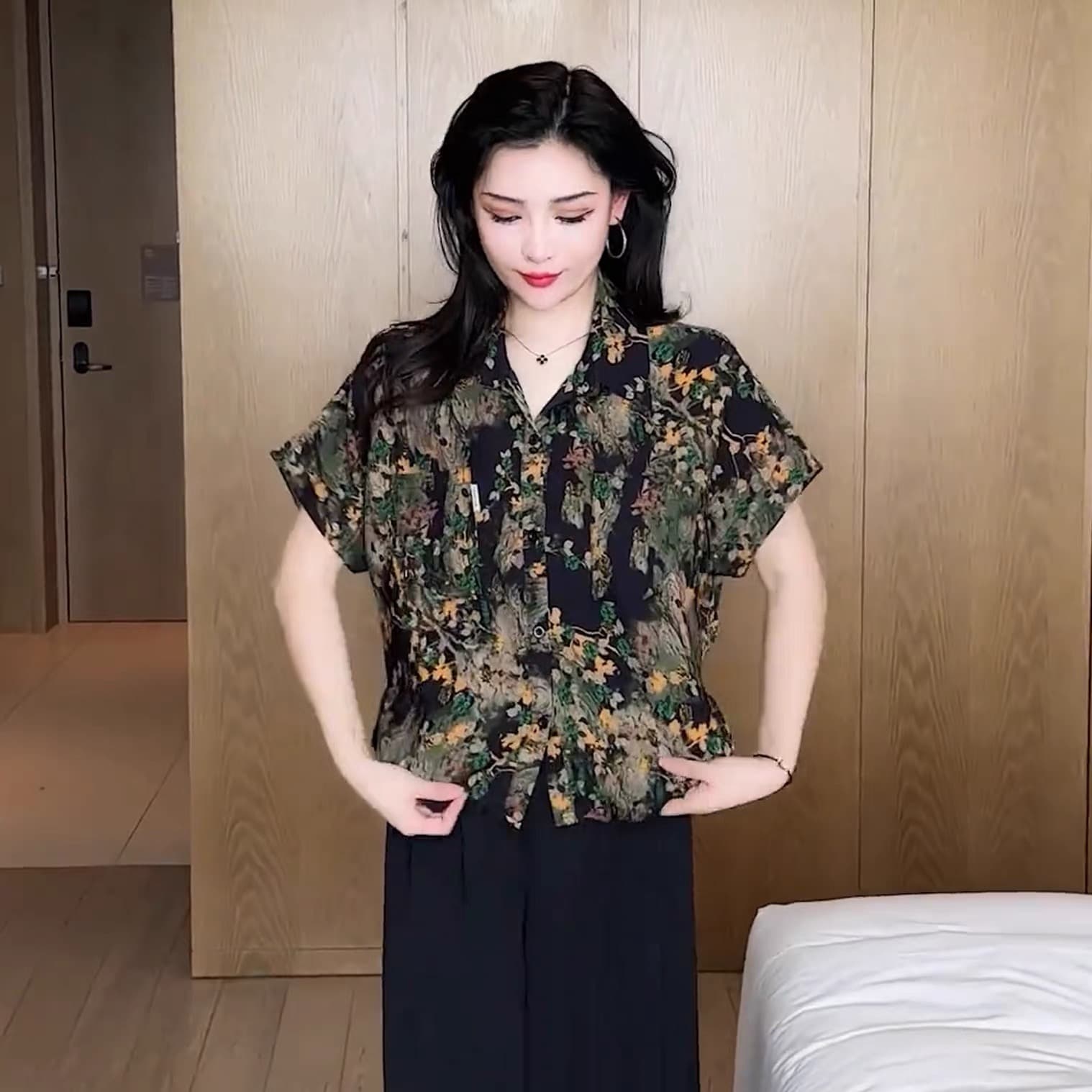 패션 프린트 반팔 여성 셔츠 2026 여름 새로운 외국 가스 루즈핏 슬림해 보이는 폴로 칼라 다용도 품격 맨위 트렌디 이미지 4