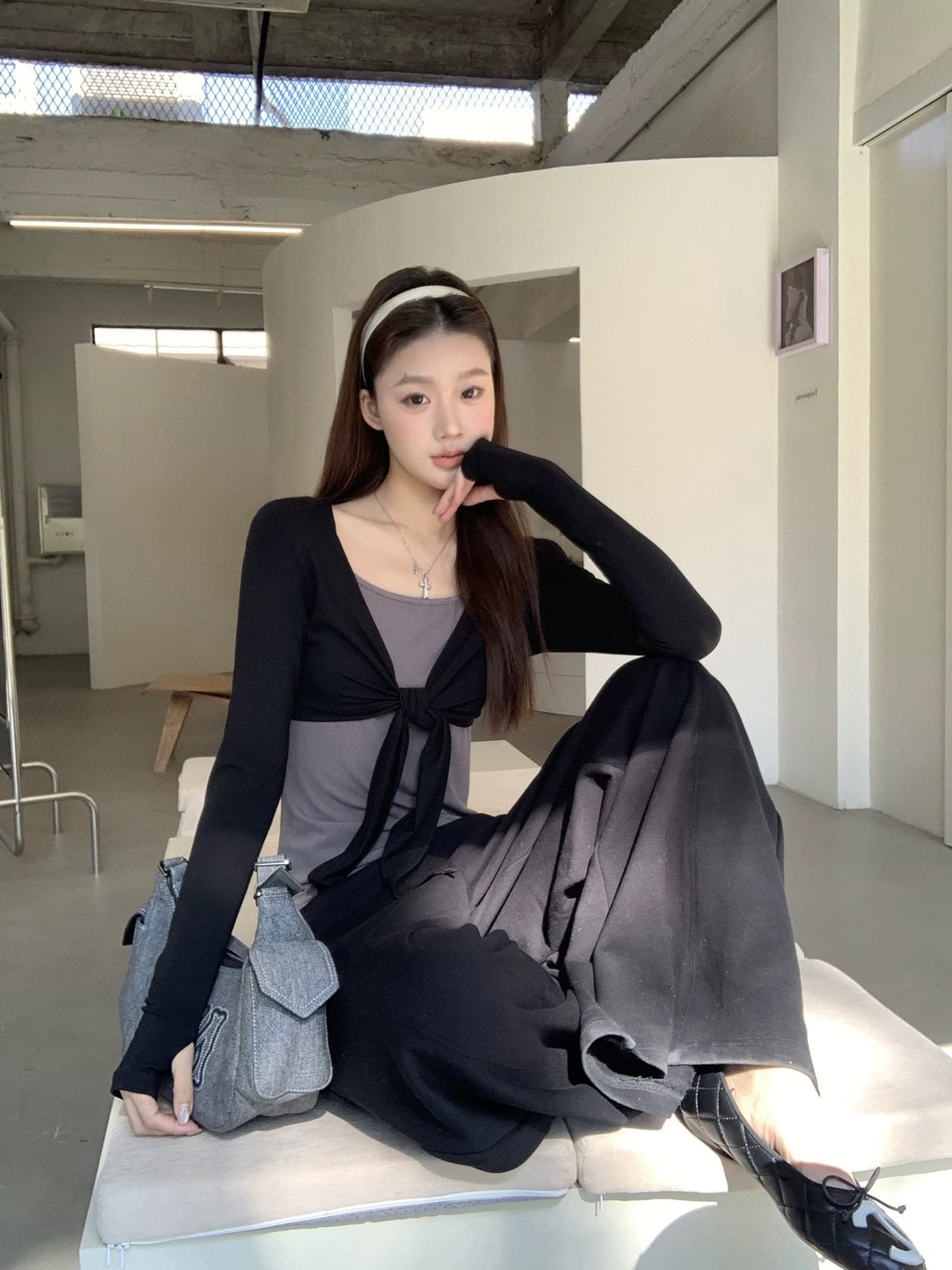 레드 맨 큐레이터 소매 티셔츠 여성 2026 새로운 봄 회색 긍정적 인 어깨 핫걸 디자인 센스 페이크 레이어드 몸매 가꾸기 맨위 상세 이미지 2