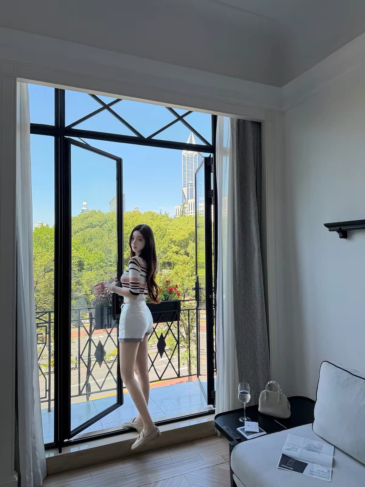 okmashop 오래된 돈 출퇴근 원단 단단한 실제로 질감 긍정적 인 어깨 중간 소매 배색 몸매 가꾸기 스트라이프 니트 스웨터 이미지 4