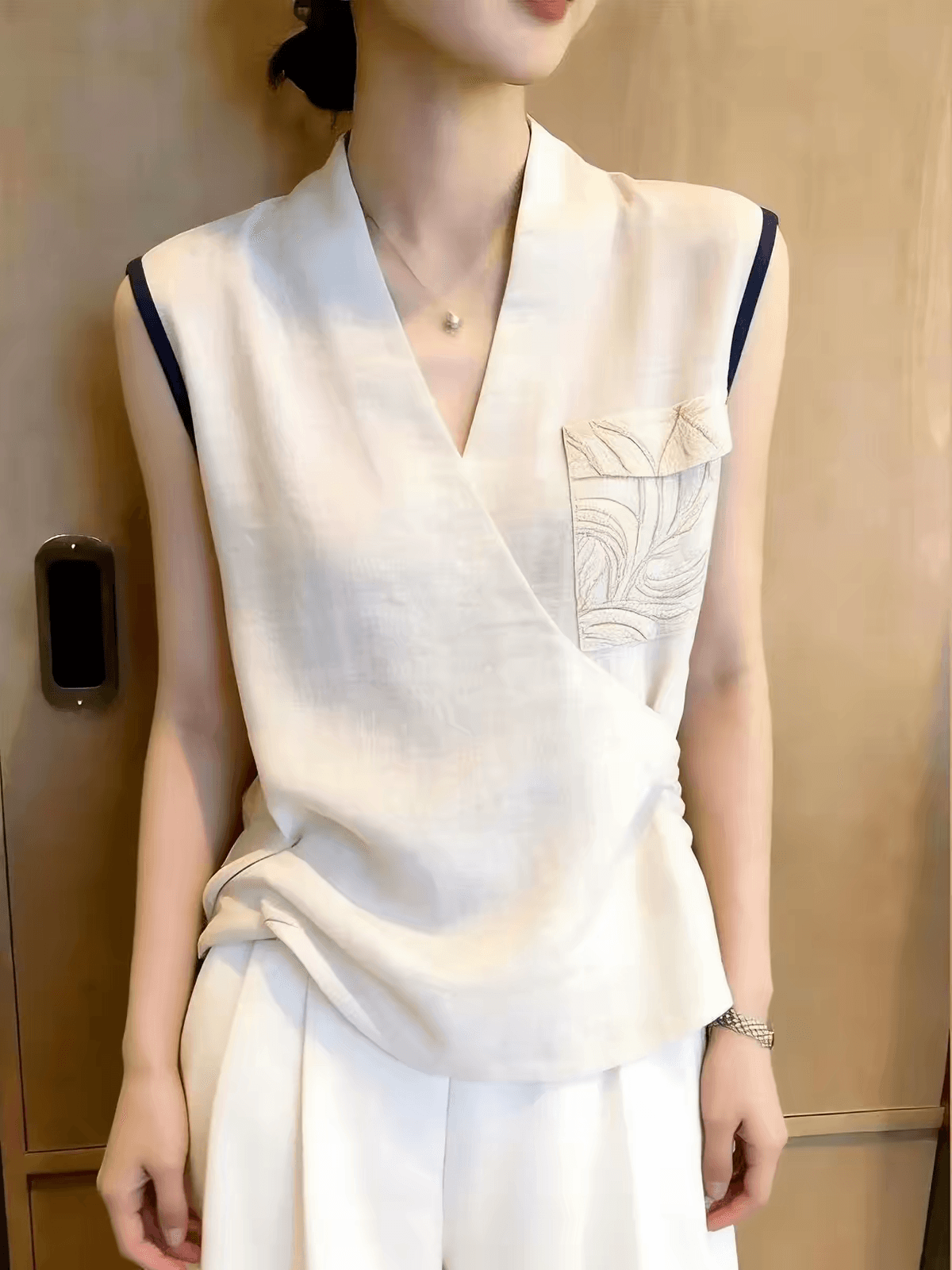 2026 년 Chic 프랑스식 베이지 색 민소매 맨위 여름 새로운 중요 경우 고급 고유 한 아름다운 여성 의류 이미지 3