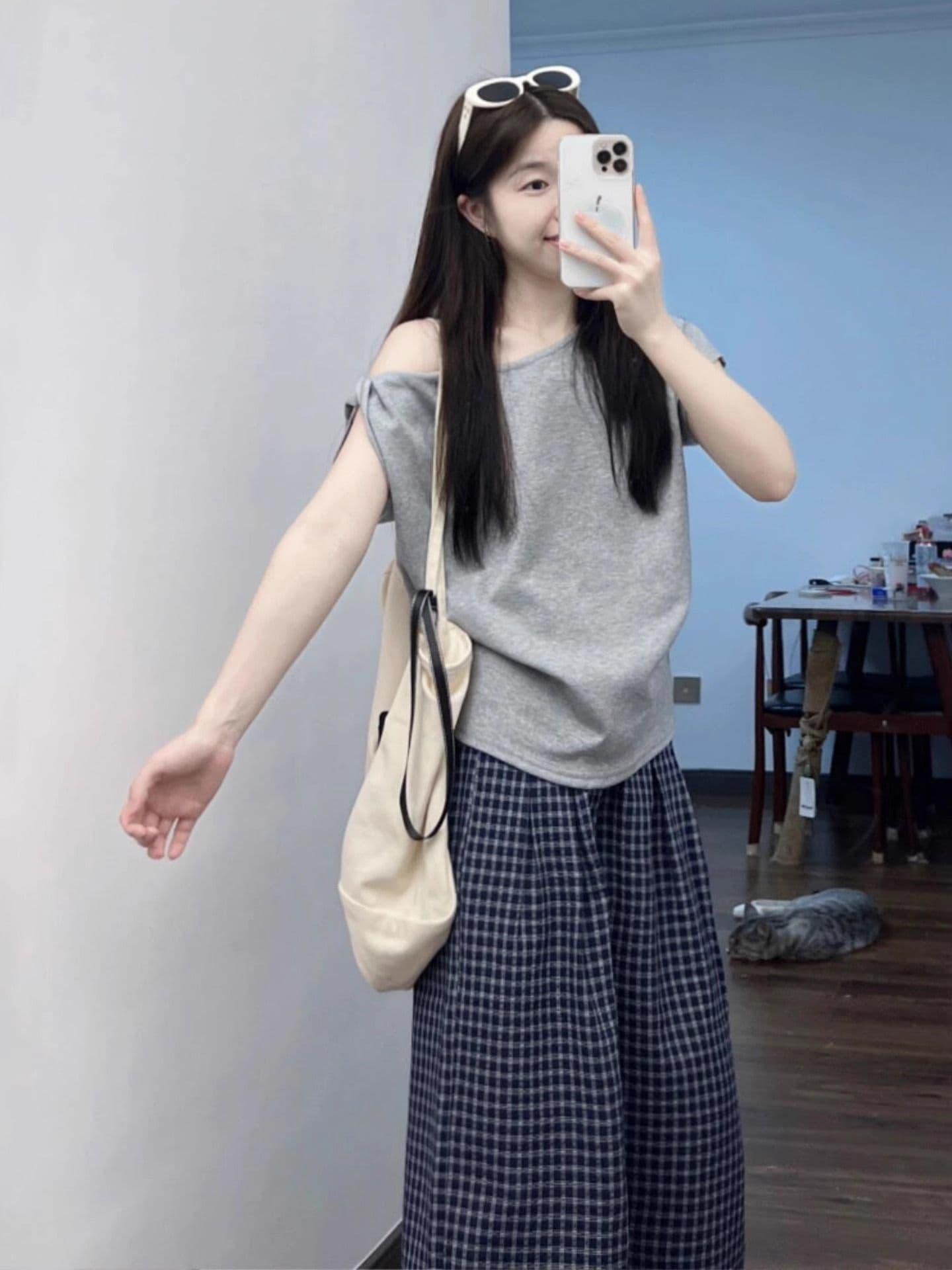 느긋한 출퇴근 캐주얼 스포츠 슈트 여성 여름 이슬 비스듬한 어깨 반팔 티셔츠 루즈핏 체크무늬 와이드 레그 팬츠 투피스 세트 이미지 2