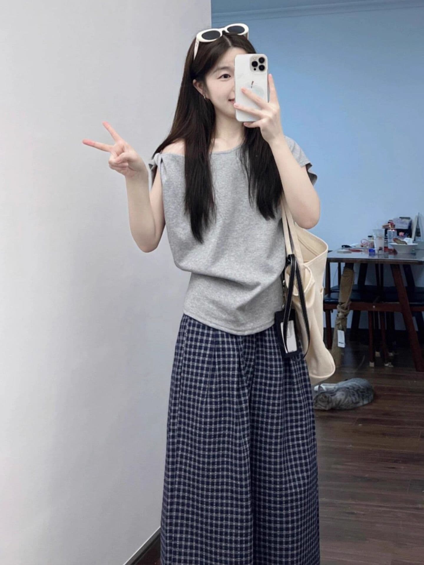 느긋한 출퇴근 캐주얼 스포츠 슈트 여성 여름 이슬 비스듬한 어깨 반팔 티셔츠 루즈핏 체크무늬 와이드 레그 팬츠 투피스 세트 상세 이미지 2