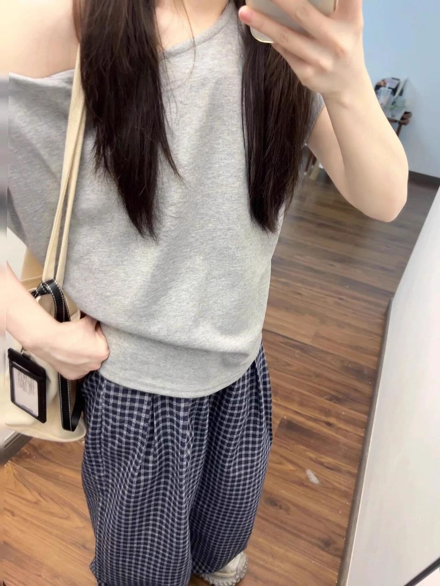 느긋한 출퇴근 캐주얼 스포츠 슈트 여성 여름 이슬 비스듬한 어깨 반팔 티셔츠 루즈핏 체크무늬 와이드 레그 팬츠 투피스 세트 상세 이미지 4