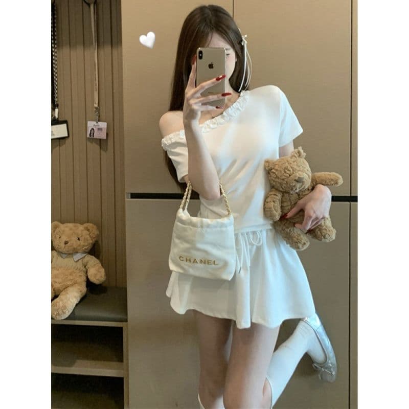여름 새로운 한국 스타일 디자인 센스 레이스업 비스듬한 어깨 의류 세트 작은 대중 캐주얼 다용도 짧은 바지 투피스 세트 이미지 2