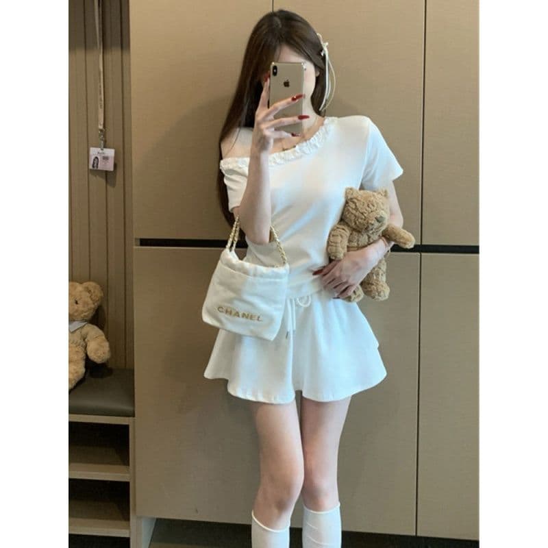 여름 새로운 한국 스타일 디자인 센스 레이스업 비스듬한 어깨 의류 세트 작은 대중 캐주얼 다용도 짧은 바지 투피스 세트 이미지 5