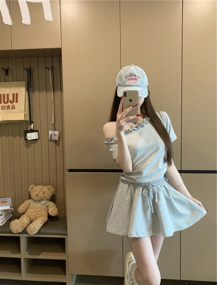 여름 새로운 한국 스타일 디자인 센스 레이스업 비스듬한 어깨 의류 세트 작은 대중 캐주얼 다용도 짧은 바지 투피스 세트 상세 이미지 2