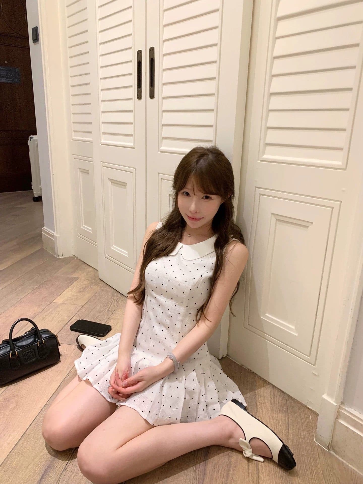 이중층 세트 인사이드 2026 새로운 화이트 도트 무늬 베이비 칼라 조끼 여성 드레스 봄 여름 허리 수축 플리츠 미니 스커트