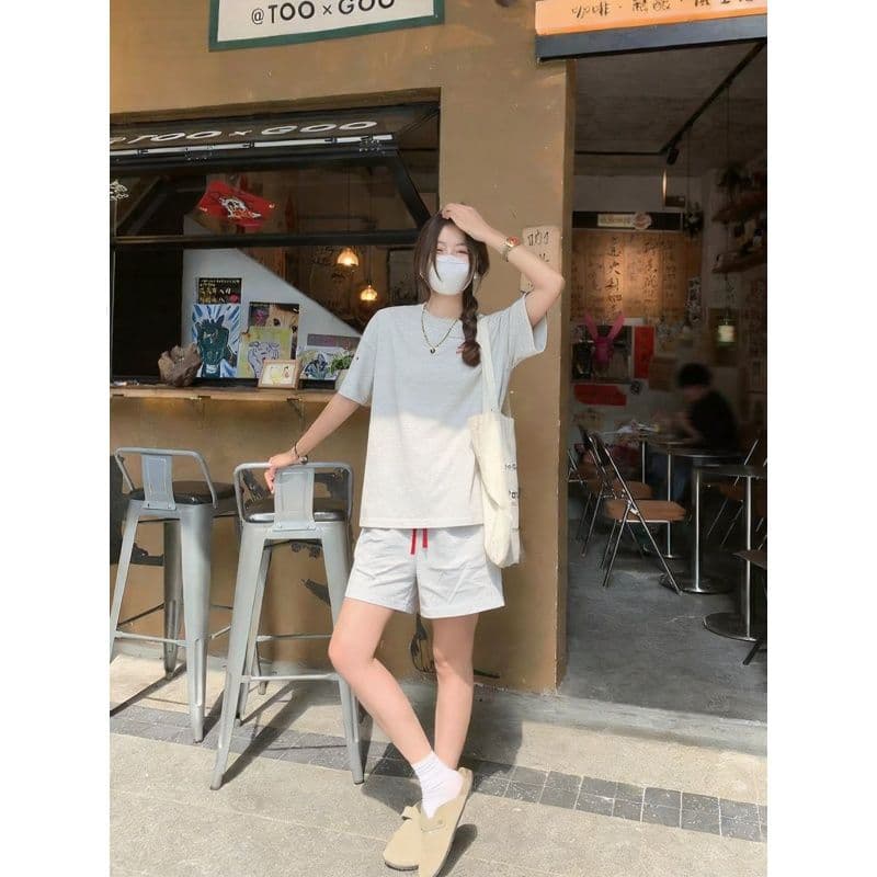 느긋한 바람 캐주얼 스포츠 슈트 여성 여름 한 부서 루즈핏 학생 패션 반팔 반바지 레트로 러닝 투피스 세트 이미지 3
