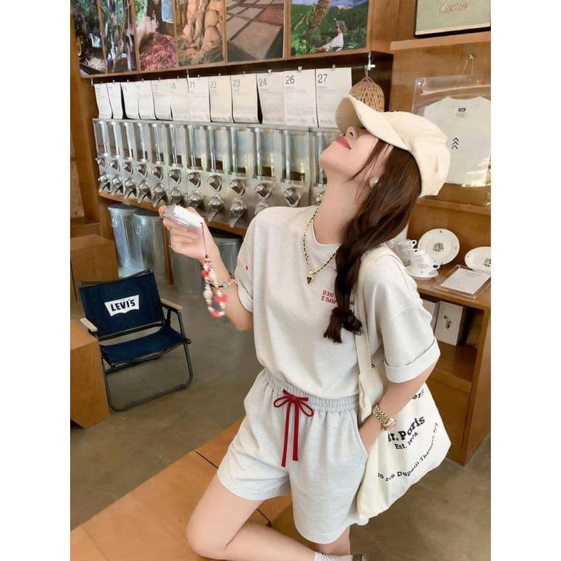 느긋한 바람 캐주얼 스포츠 슈트 여성 여름 한 부서 루즈핏 학생 패션 반팔 반바지 레트로 러닝 투피스 세트