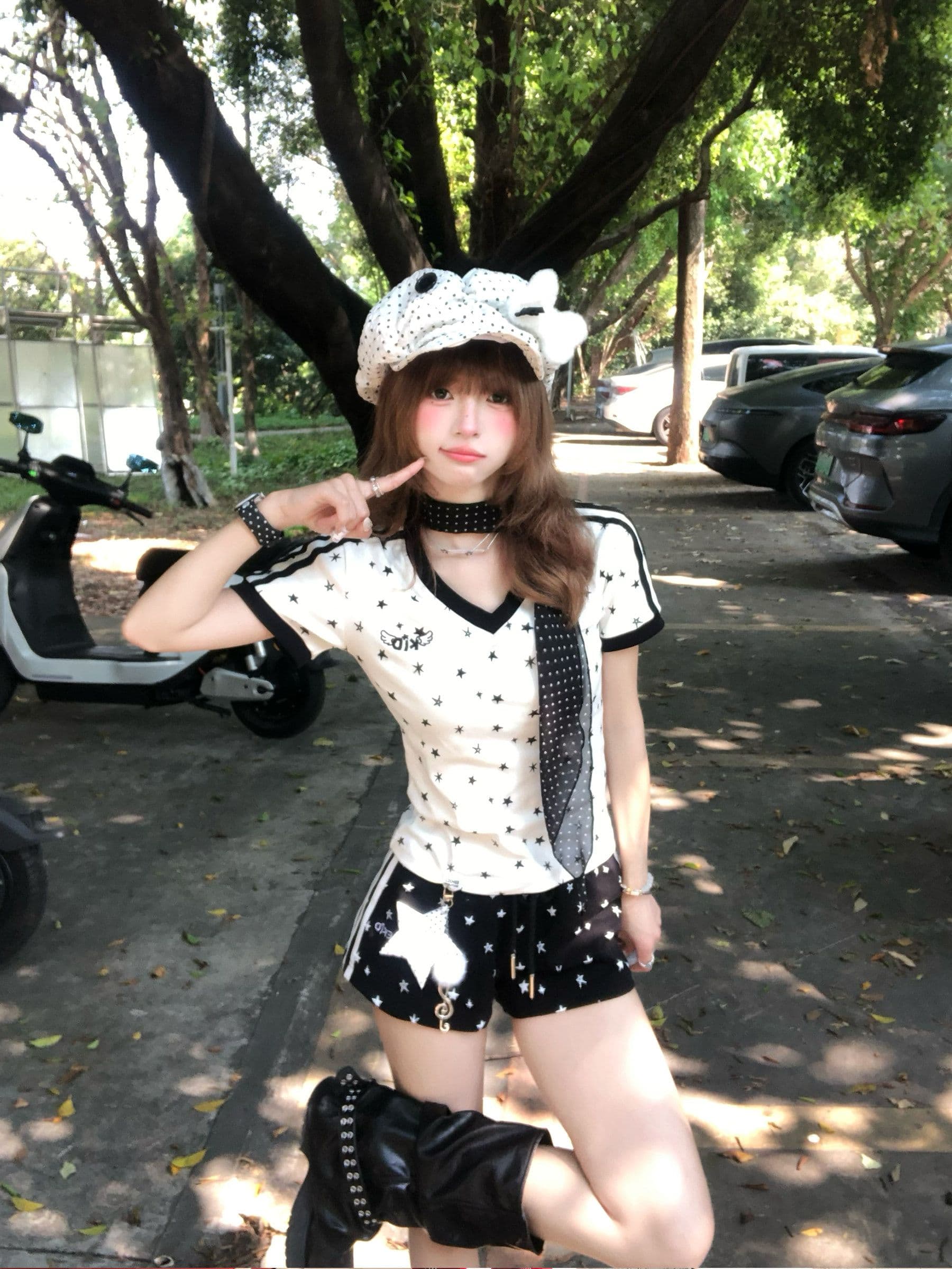 매춘부 여름 ootd 착용 가져 가라. 세트 슬림해 보이는 V넥 별 쇼트 스타일 티셔츠 캐주얼 검정색 반바지 트렌디 투피스 세트 이미지 3