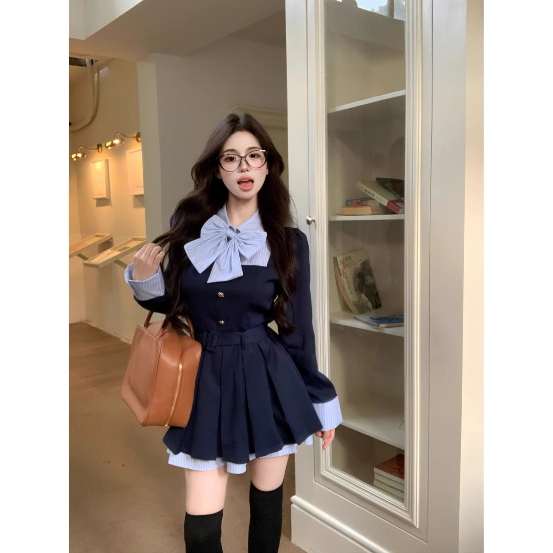 학원 스타일 디자인 센스 나비 매듭 긴팔 여성 드레스 가을 새로운 품격 플리츠 스커트 허리 수축 슬림해 보이는 미니 스커트