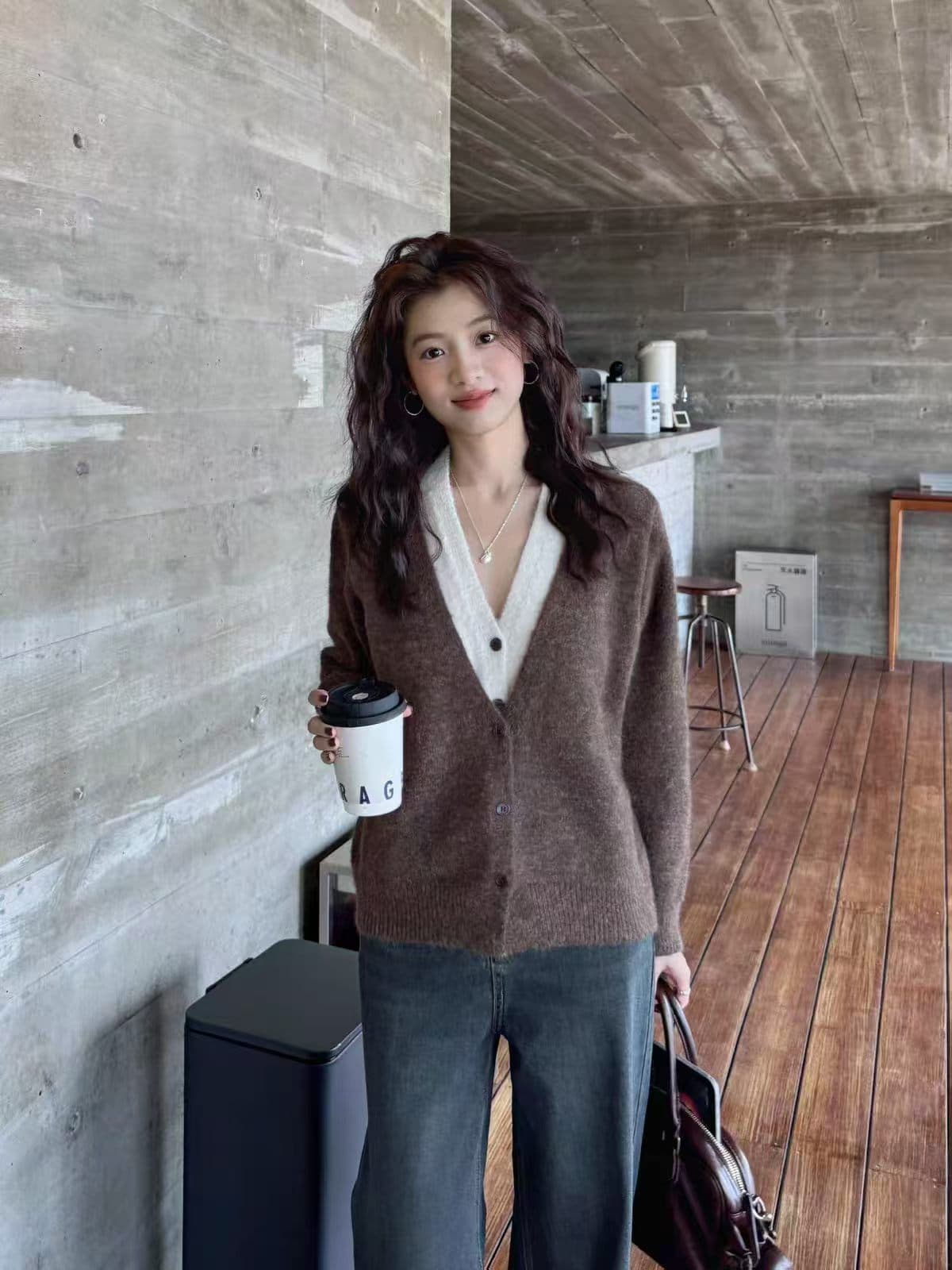 배색 페이크 레이어드 V넥 루즈핏 느긋한 싱글 줄 버튼 바늘 주름 카디건 코트 긴팔 출퇴근 여성 스웨터 이미지 2