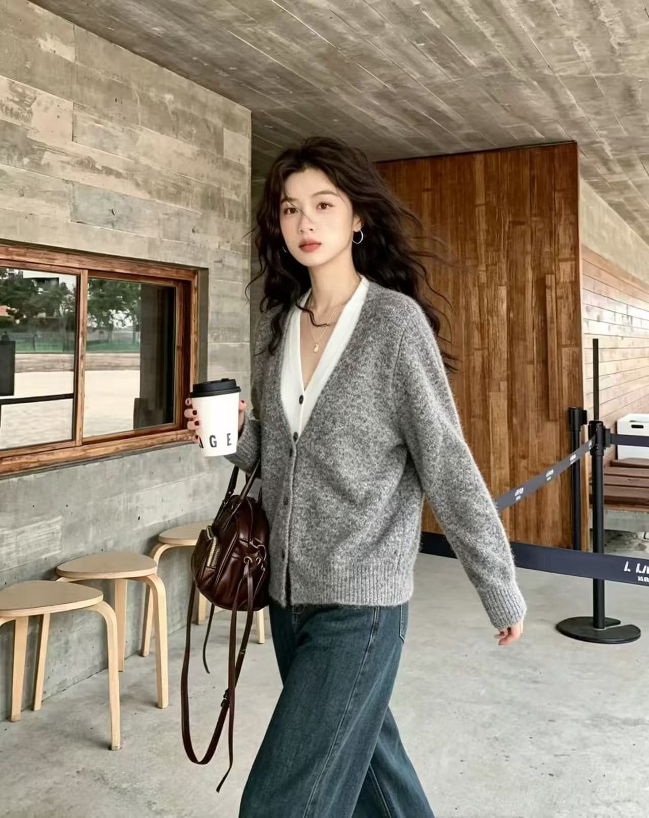 배색 페이크 레이어드 V넥 루즈핏 느긋한 싱글 줄 버튼 바늘 주름 카디건 코트 긴팔 출퇴근 여성 스웨터 이미지 3