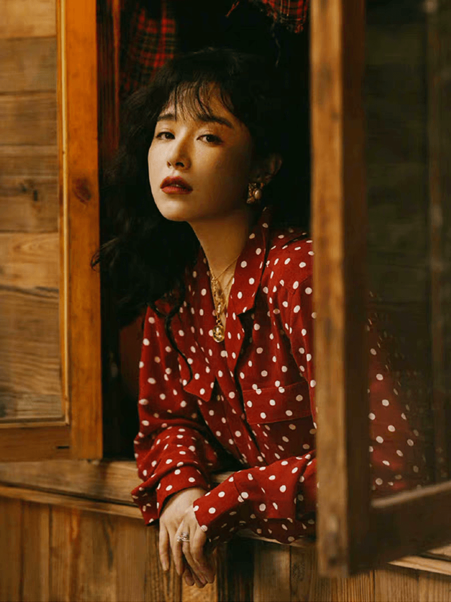 와인 레드 도트 무늬 여성 셔츠 디자인 센스 작은 대중 빛 요리 한 프랑스식 질감 맨위 레트로 홍콩 느낌 긴팔 셔츠 이미지 4