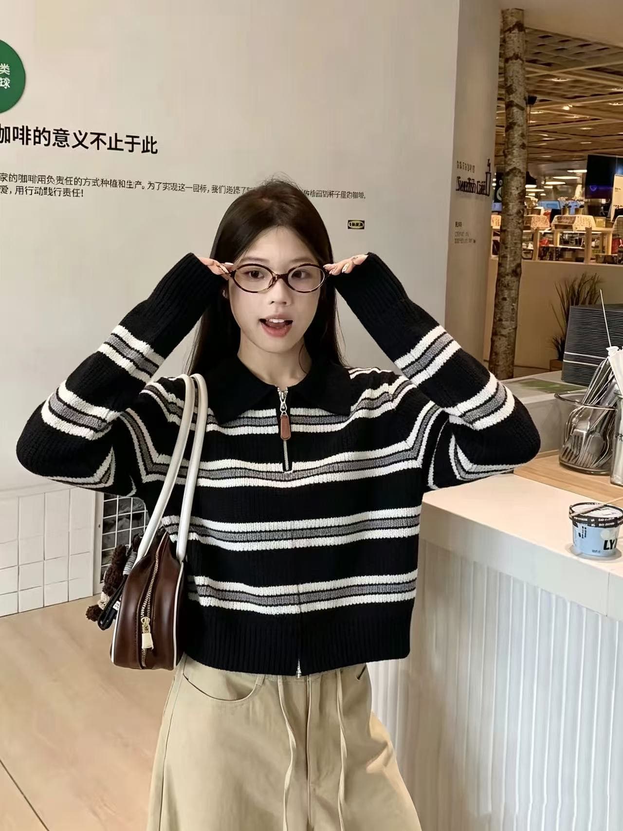 하프 지퍼 POLO 칼라 스트라이프 니트 스웨터 여성 가을 쇼트 스타일 작은 키 레트로 배색 스트라이프 스웨터 맨위 상세 이미지 2