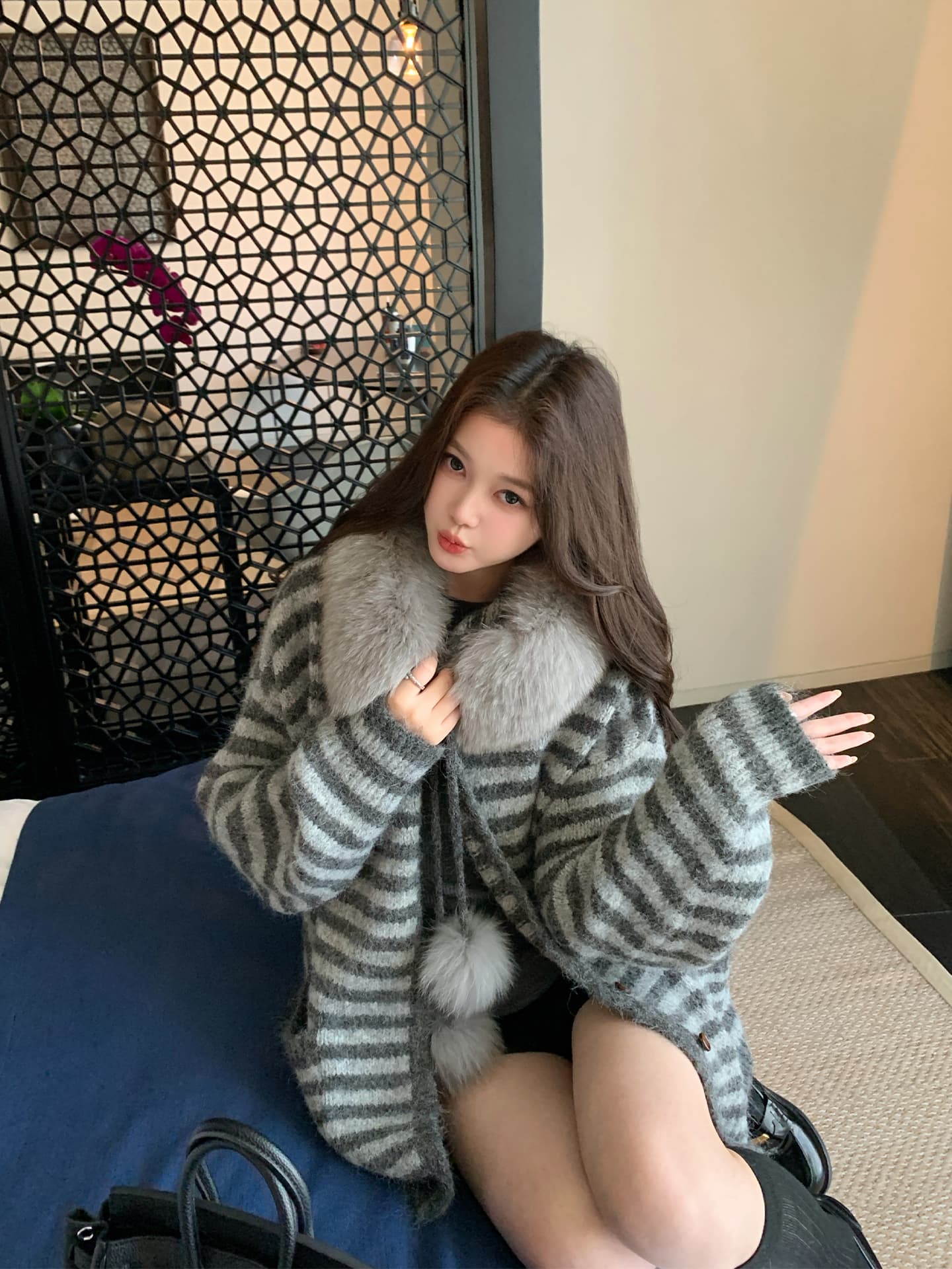 黛 웨스트 2026 가을 겨울 배색 스트라이프 여우 모피 칼라 후드 니트 오픈 가디건 해체 모피 재킷 루즈핏 느긋한