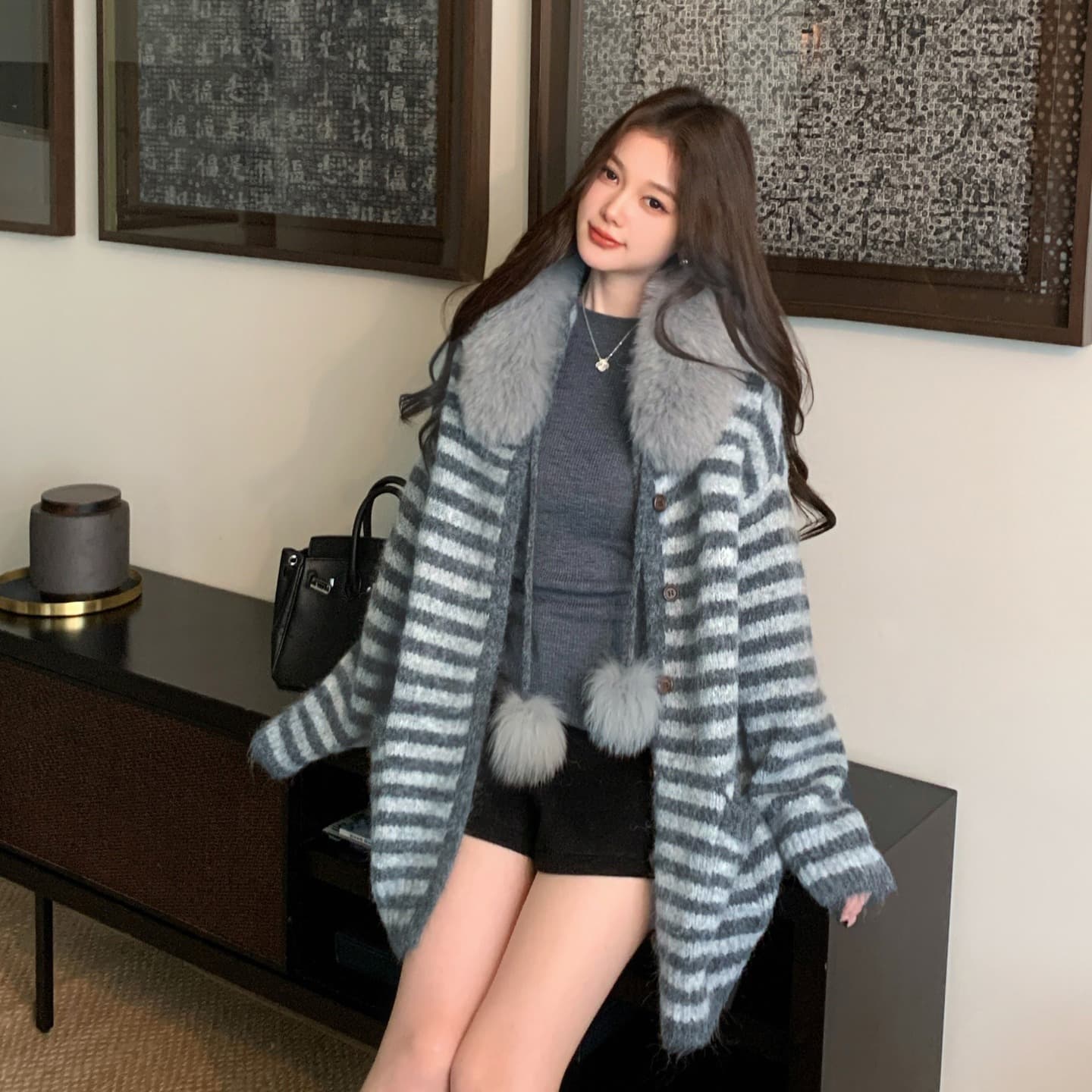 黛 웨스트 2026 가을 겨울 배색 스트라이프 여우 모피 칼라 후드 니트 오픈 가디건 해체 모피 재킷 루즈핏 느긋한 이미지 4