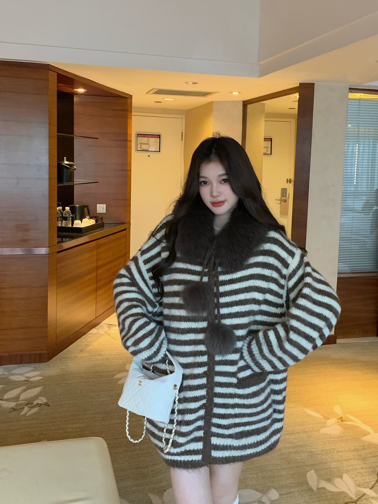 黛 웨스트 2026 가을 겨울 배색 스트라이프 여우 모피 칼라 후드 니트 오픈 가디건 해체 모피 재킷 루즈핏 느긋한 상세 이미지 1