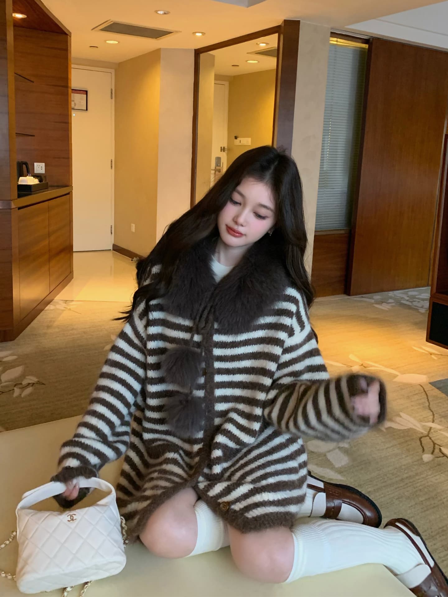 黛 웨스트 2026 가을 겨울 배색 스트라이프 여우 모피 칼라 후드 니트 오픈 가디건 해체 모피 재킷 루즈핏 느긋한 상세 이미지 3