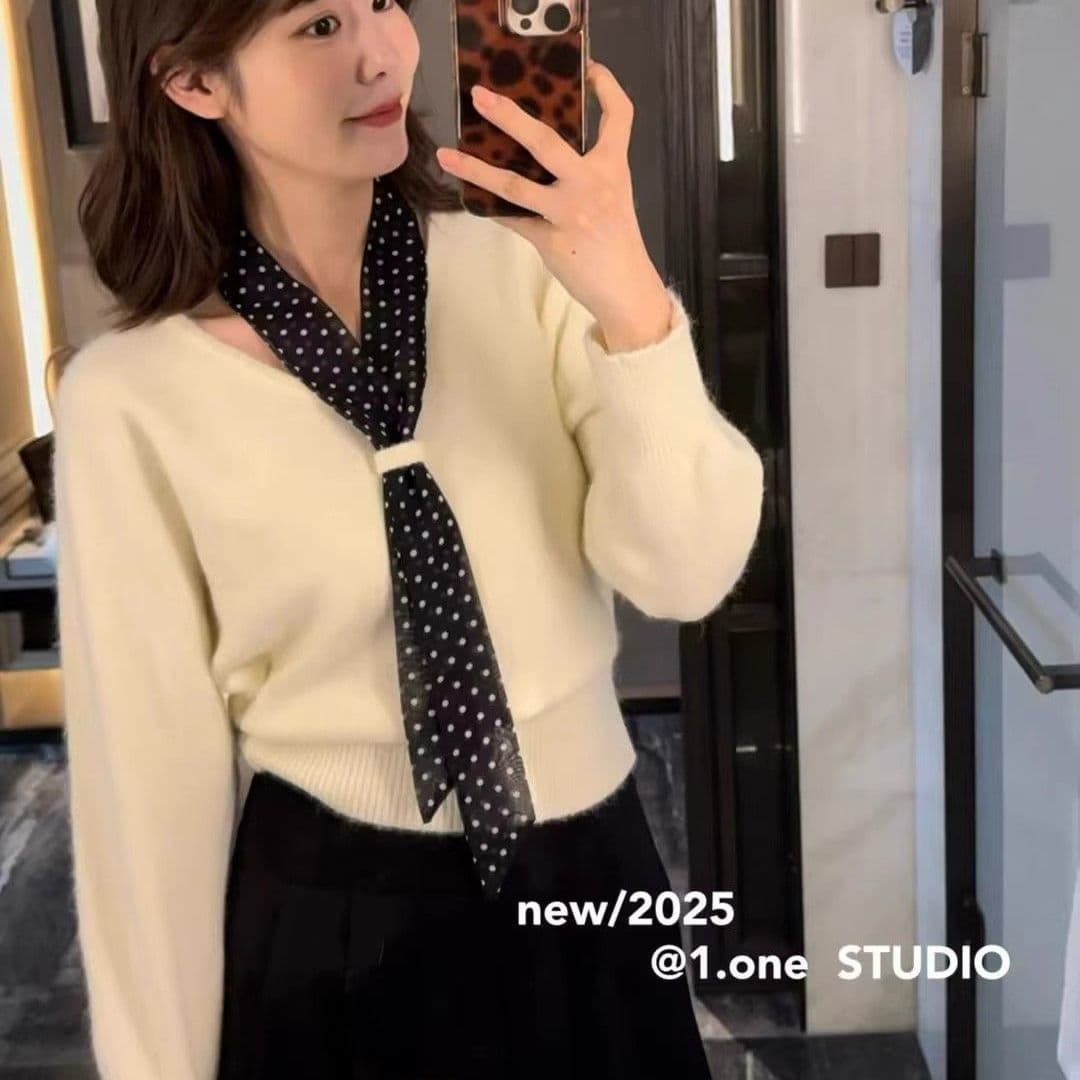 프랑스식 레트로 품격 V넥 도트 무늬 스카프 넥타이 풀오버 니트 스웨터 여성 가을 겨울 플러스 두껍고 부드러운 찹쌀 쇼트 스타일 스웨터 이미지 4