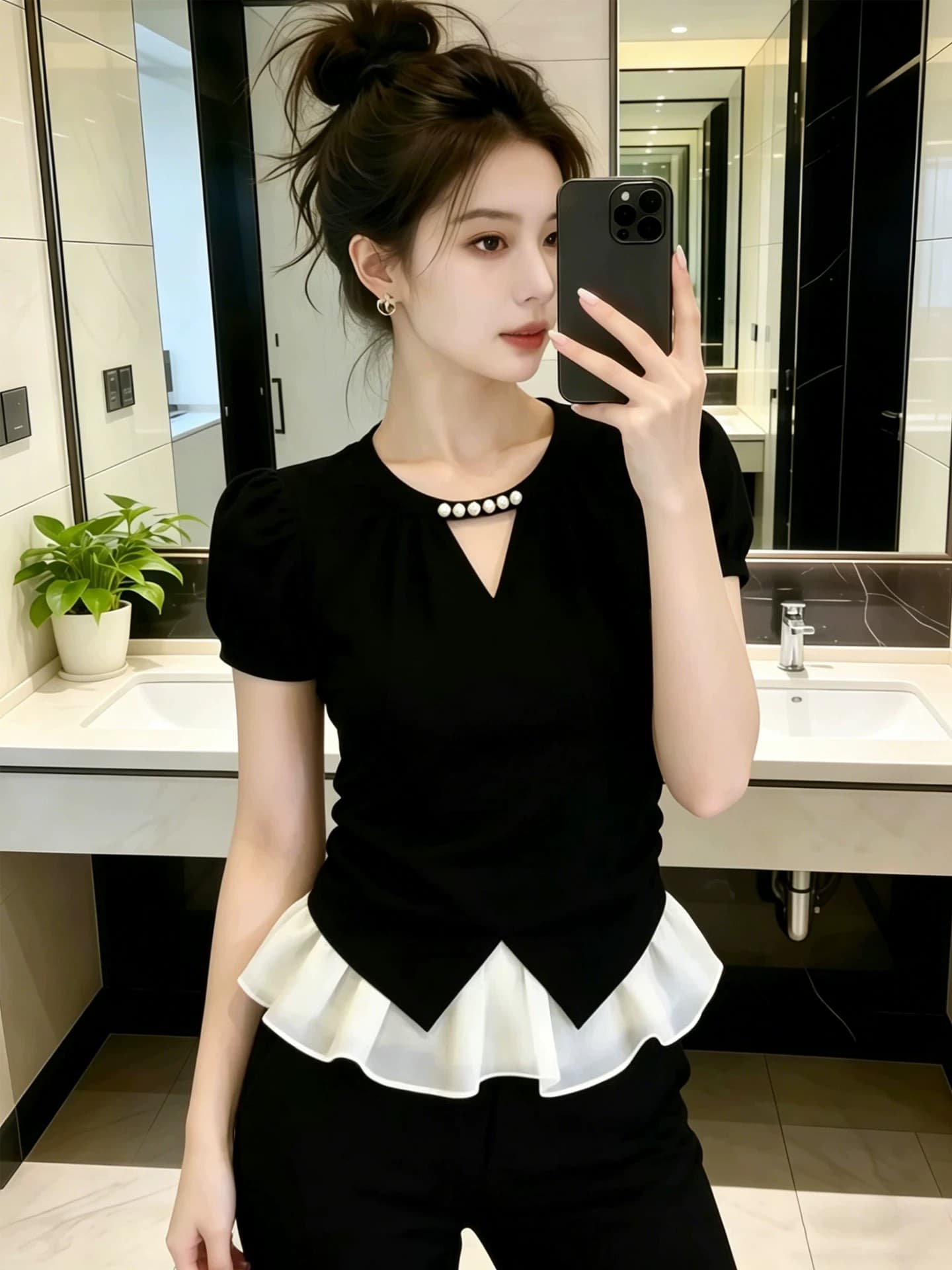 슈퍼 잘 생긴 홀로우 아웃 V넥 반팔 티셔츠 여성 2026 새로운 폭발 여름 디자인 센스 작은 대중 몸매 가꾸기 슬림해 보이는 맨위 상세 이미지 2
