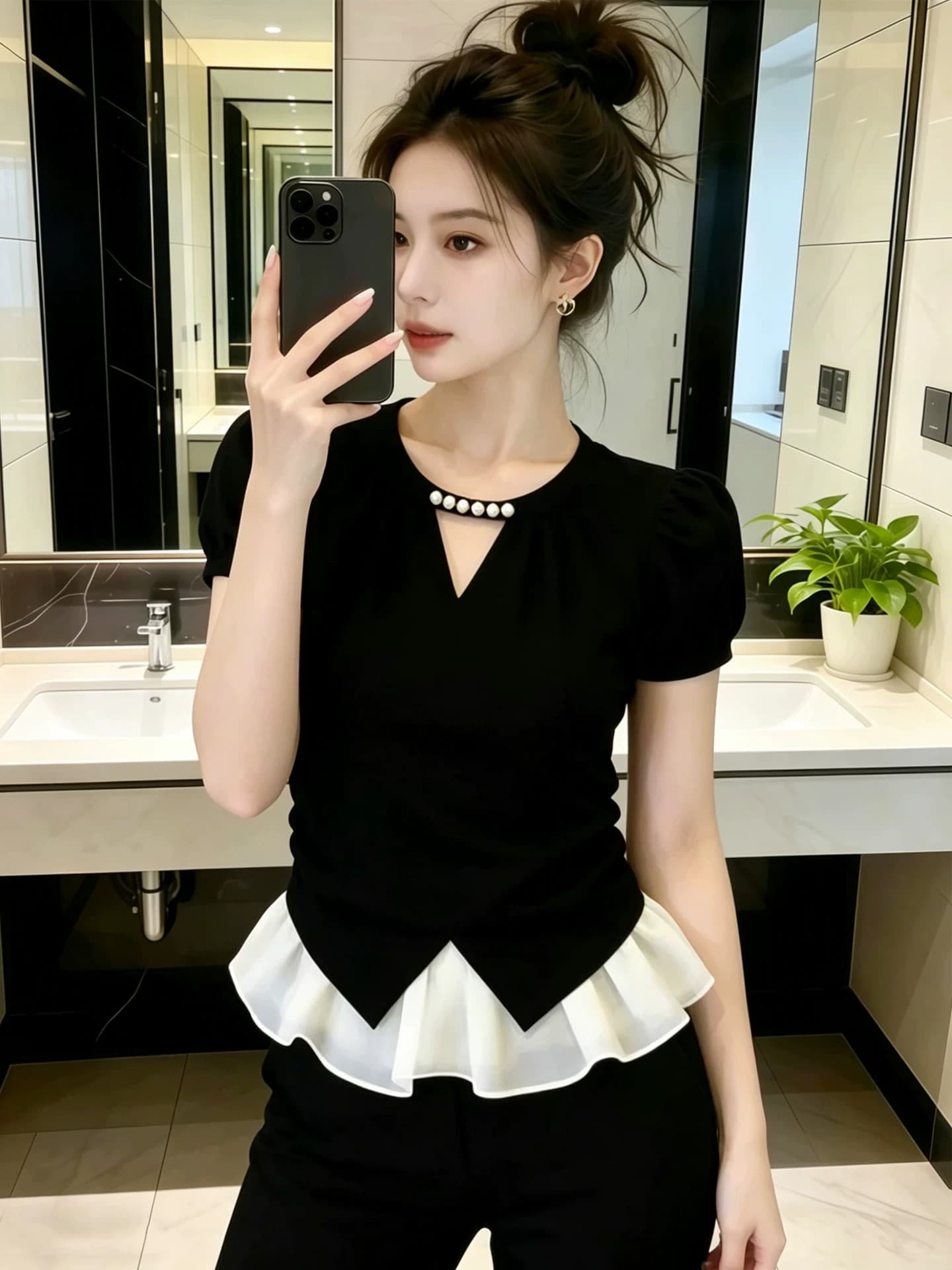 슈퍼 잘 생긴 홀로우 아웃 V넥 반팔 티셔츠 여성 2026 새로운 폭발 여름 디자인 센스 작은 대중 몸매 가꾸기 슬림해 보이는 맨위 상세 이미지 4