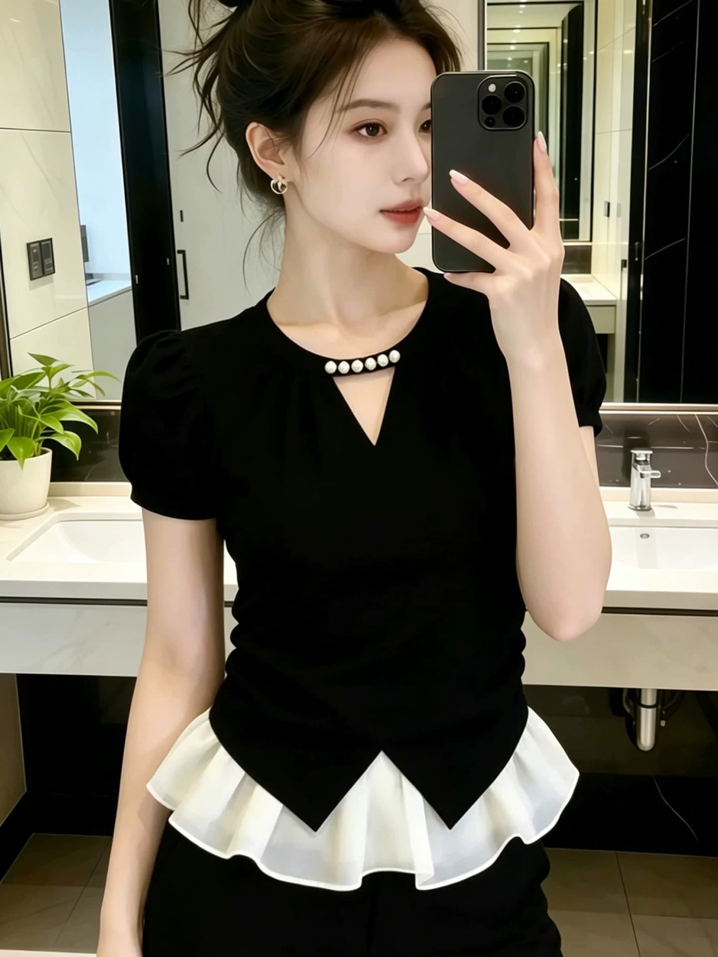 슈퍼 잘 생긴 홀로우 아웃 V넥 반팔 티셔츠 여성 2026 새로운 폭발 여름 디자인 센스 작은 대중 몸매 가꾸기 슬림해 보이는 맨위 상세 이미지 6