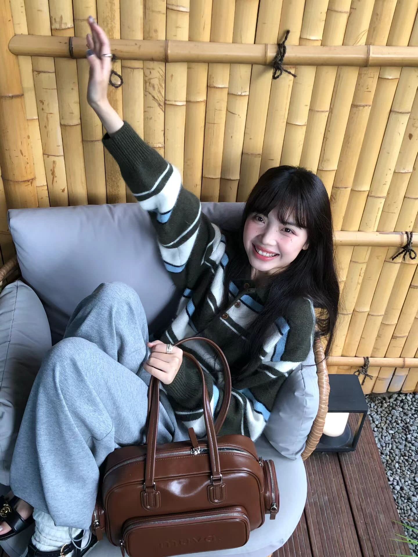 레트로 학원 스타일 올리브 그린 스트라이프 polo 니트 맨위 여성 느긋한 가을 어깨 와이드 부드러운 찹쌀 폴로 칼라 니트 스웨터 상세 이미지 3