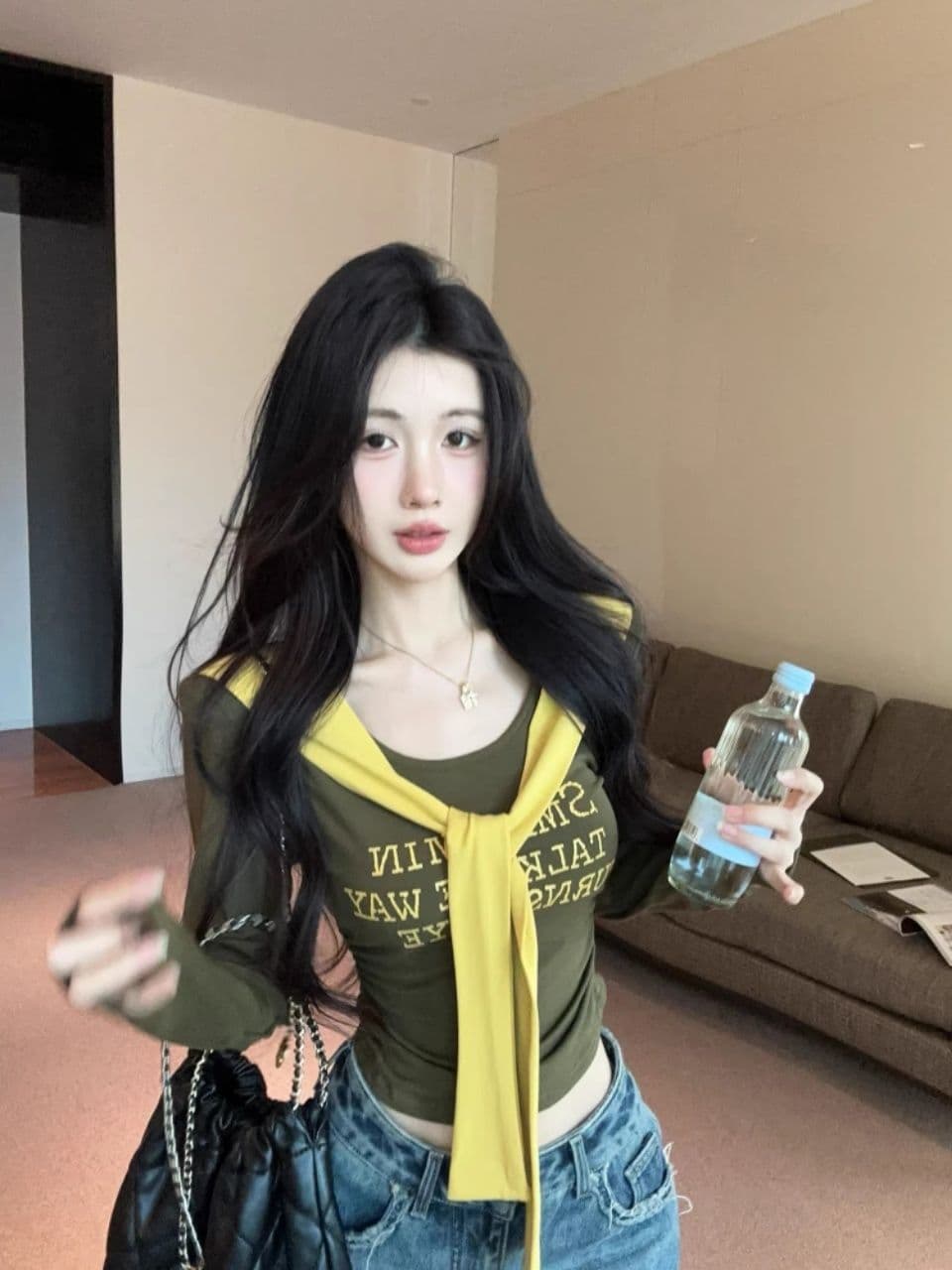 숄 긴팔 알파벳 프린트 티셔츠 여성 의류 가을 새로운 핫걸 몸매 가꾸기 슬림해 보이는 고유 한 쇼트 스타일 맨위 상세 이미지 4