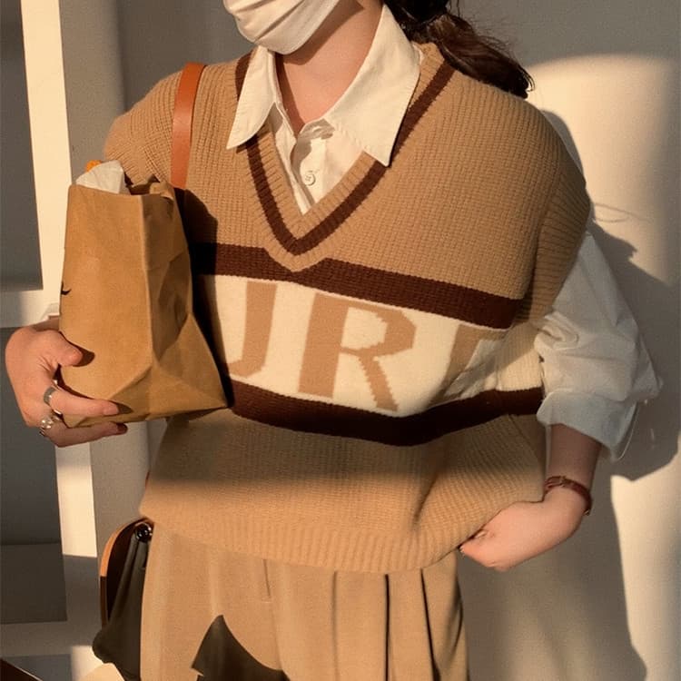 이른 가을 한국 동대문 배색 품격 슬림해 보이는 연령 감소 다용도 한국 스타일 알파벳 V넥 루즈핏 스웨터 조끼 여자 상세 이미지 6