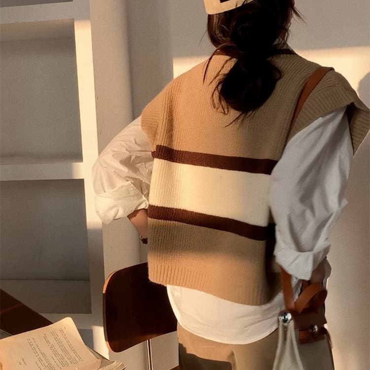 이른 가을 한국 동대문 배색 품격 슬림해 보이는 연령 감소 다용도 한국 스타일 알파벳 V넥 루즈핏 스웨터 조끼 여자 상세 이미지 7