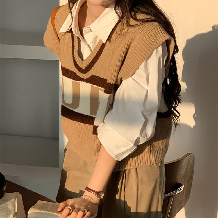 이른 가을 한국 동대문 배색 품격 슬림해 보이는 연령 감소 다용도 한국 스타일 알파벳 V넥 루즈핏 스웨터 조끼 여자 상세 이미지 14