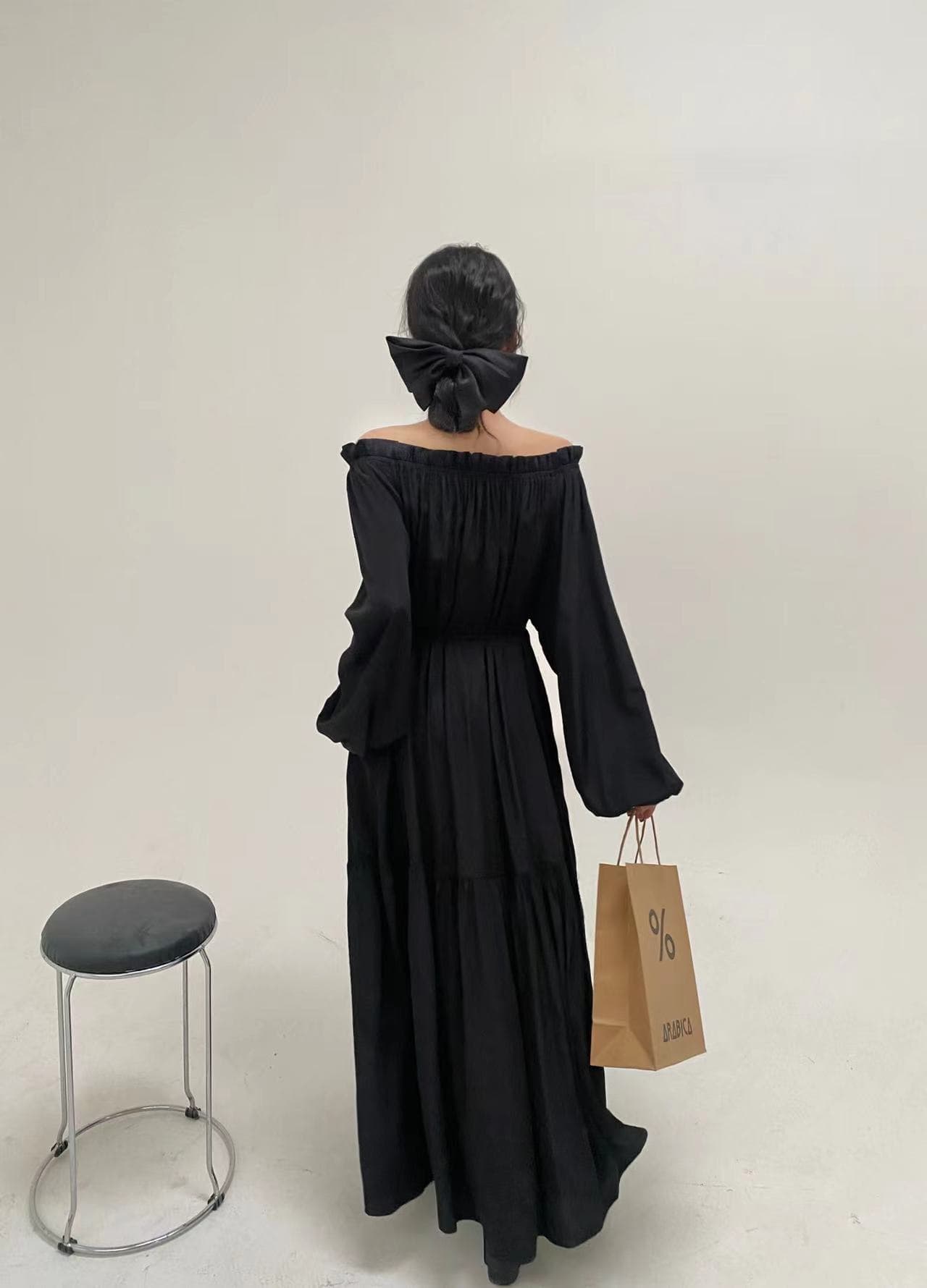 실사 오프숄더 라운드 넥 둘 착용 루즈핏 레이스업 슬림해 보이는 롱 코트 드레스 상세 이미지 20