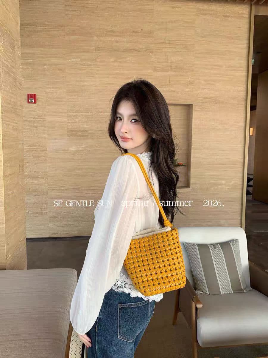 2026 새로운 프랑스식 부드러운 바람 V넥 레이스 레이스 긴팔 여성 셔츠 슬림해 보이는 레트로 품격 쇼트 스타일 맨위 상세 이미지 3
