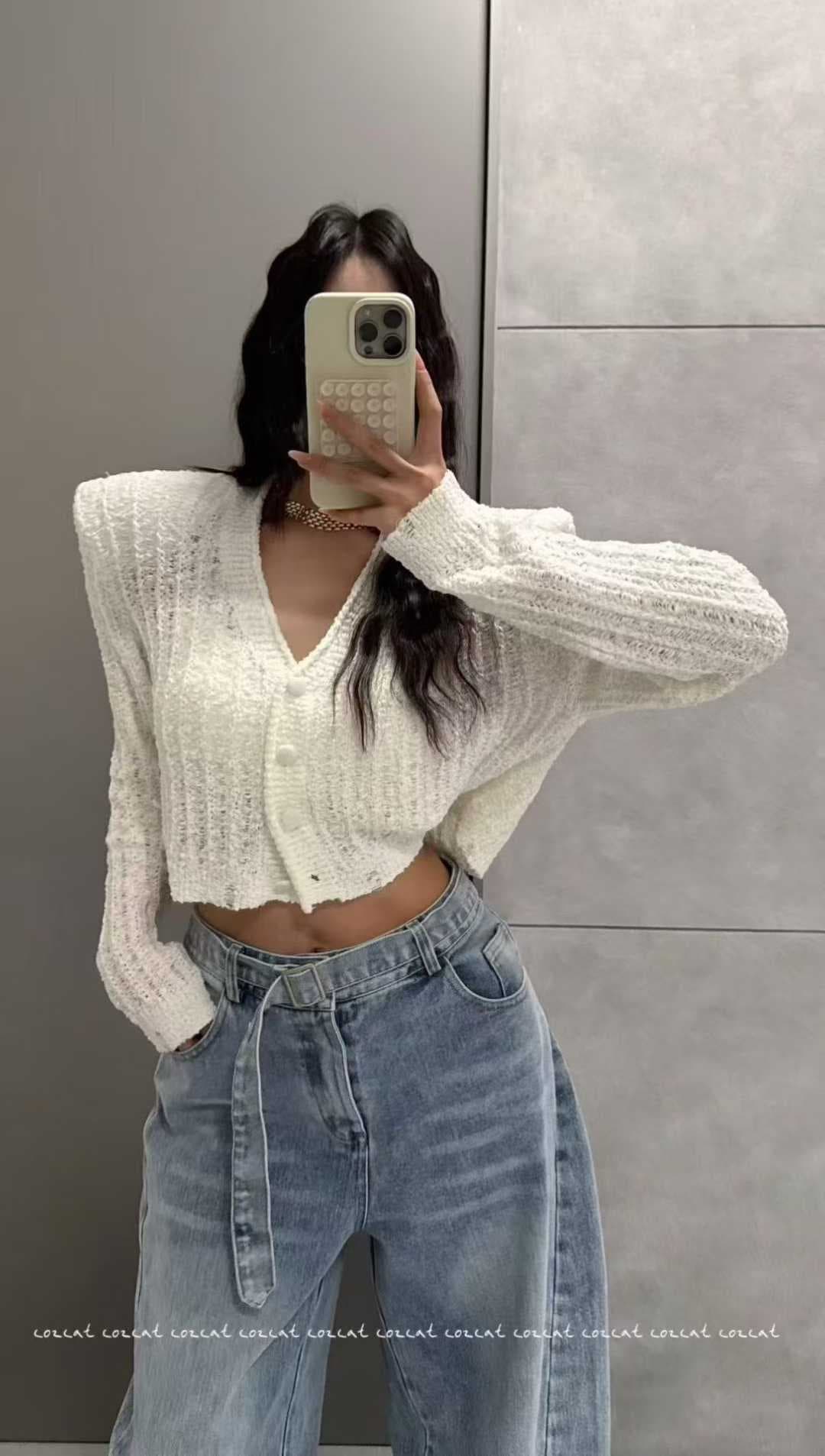봄 여름 부드러운 바람 라운드 버클 한 부서 고급 센스 홀로우 아웃 루즈핏 느긋한 부드러운 찹쌀 니트 스웨터 오픈 가디건 맨위 여성 코트 이미지 3
