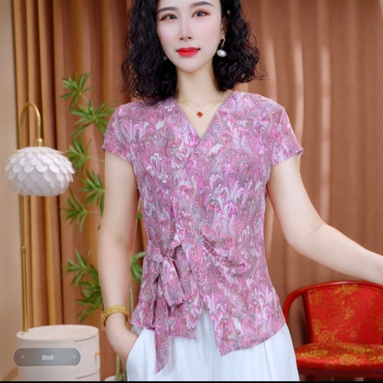 여름 반팔 여성 쉬폰 셔츠 엄마 연령 감소 품격 V넥 프린트 레이스업 맨위 고급 2026 새로운 이미지 2