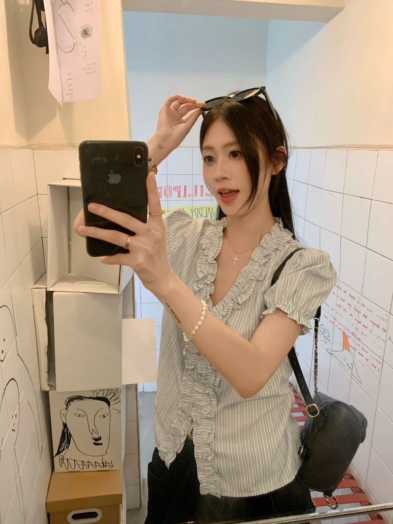 원본 것 파란색 프릴 스트라이프 거품 소매 여성 셔츠 여름 V넥 꼬집기 허리 반팔 맨위 상세 이미지 3