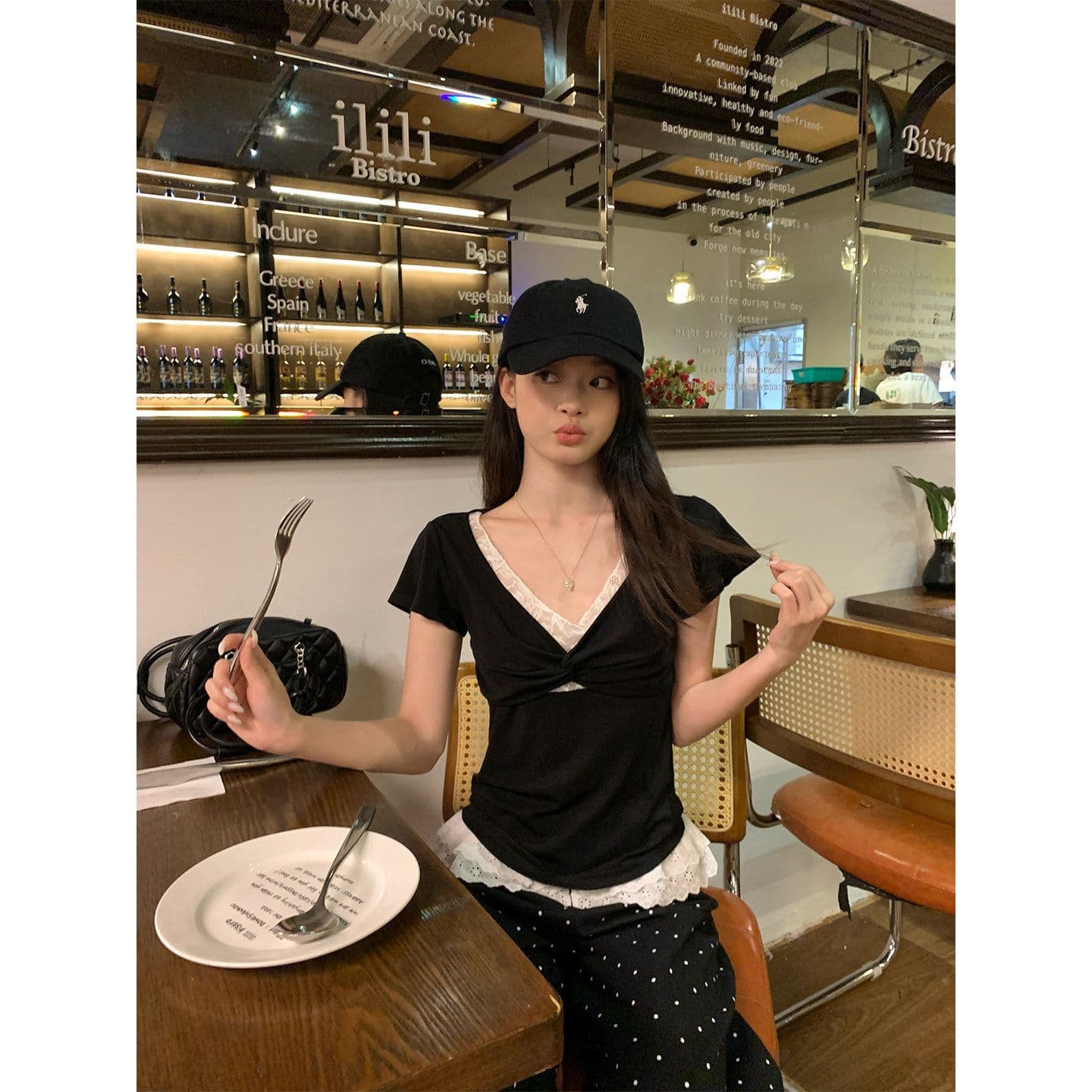 원본 원단 검정색 V넥 페이크 레이어드 반팔 티셔츠 여성 몸매 가꾸기 한 부서 디자인 센스 슬림해 보이는 맨위 트렌디 이미지 2