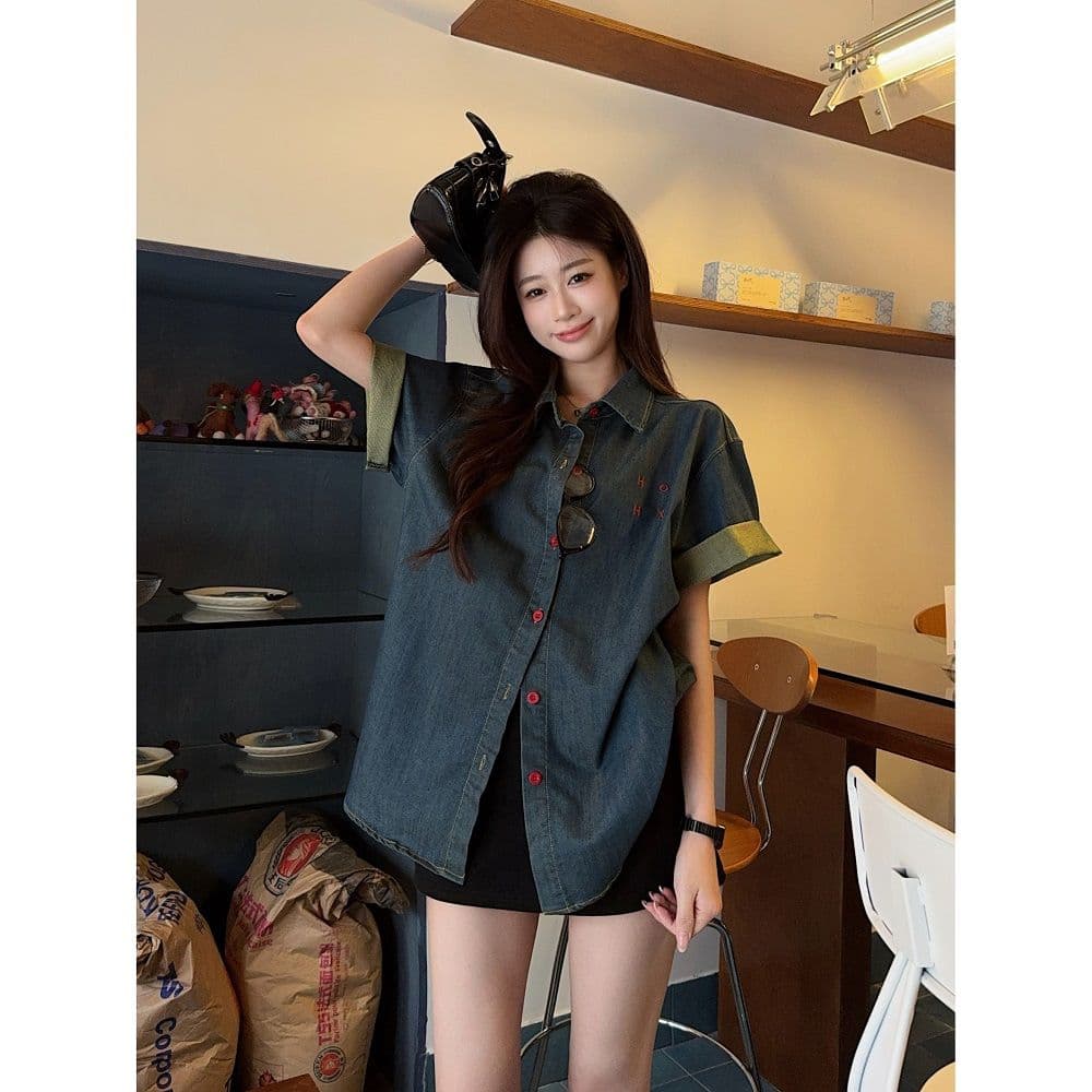 한 부서 레트로 배색 알파벳 자수 데님 여성 셔츠 2026 년 여름 느긋한 캐주얼 반팔 맨위 재킷 이미지 2