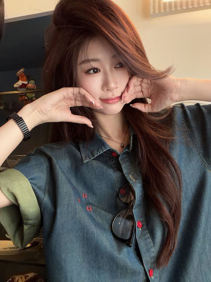 한 부서 레트로 배색 알파벳 자수 데님 여성 셔츠 2026 년 여름 느긋한 캐주얼 반팔 맨위 재킷 상세 이미지 2