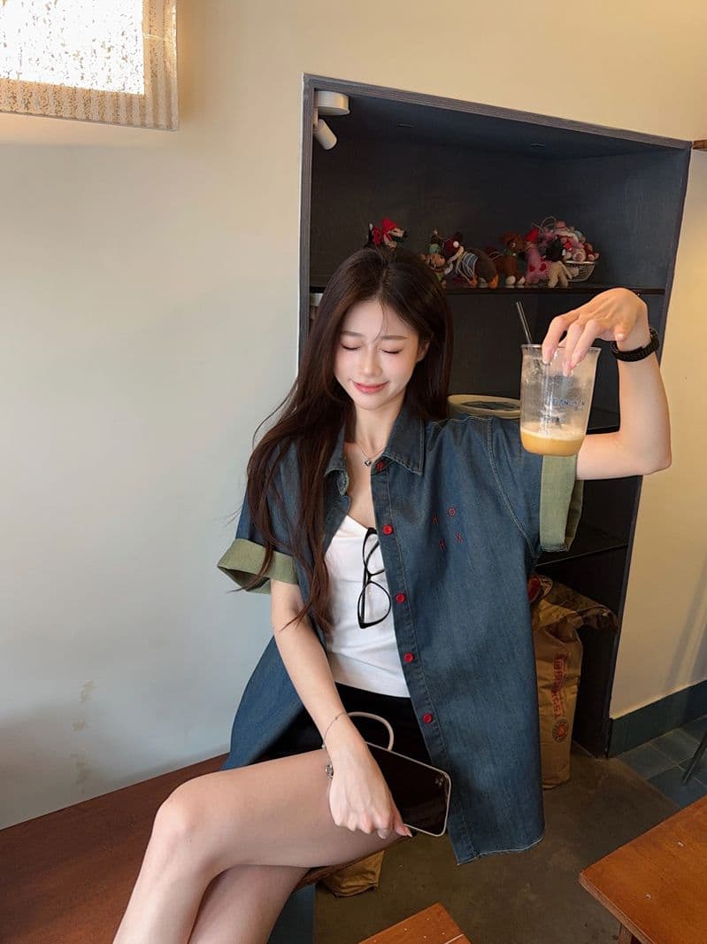 한 부서 레트로 배색 알파벳 자수 데님 여성 셔츠 2026 년 여름 느긋한 캐주얼 반팔 맨위 재킷 상세 이미지 5