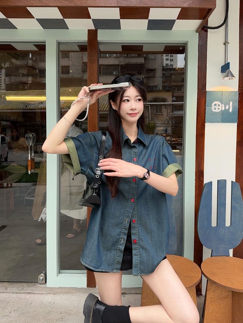 한 부서 레트로 배색 알파벳 자수 데님 여성 셔츠 2026 년 여름 느긋한 캐주얼 반팔 맨위 재킷 상세 이미지 16