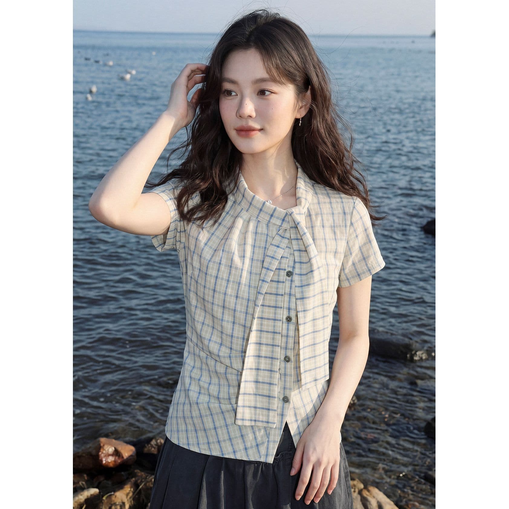 불규칙 블루 체크무늬 여성 셔츠 2026 여름 새로운 디자인 센스 반팔 허리 수축 맨위 이미지 2